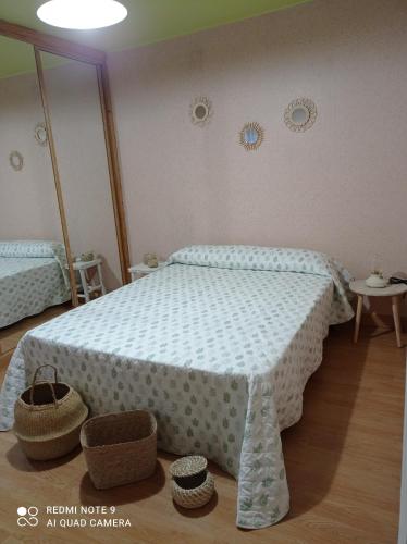 - une chambre avec un lit et un miroir dans l'établissement Piso centrico en Pravia, con 3 habitaciones sin ascensor, à Pravia