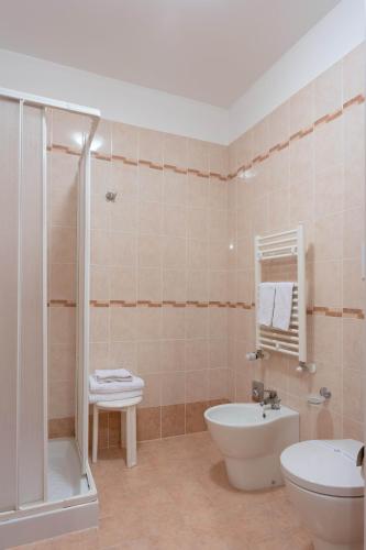 a bathroom with a tub and a sink and a toilet at Domus Hotel in Bagnoli del Trigno