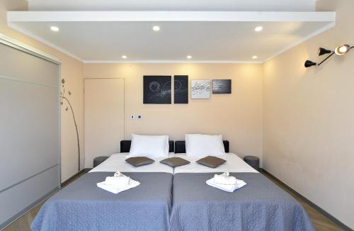 Postel nebo postele na pokoji v ubytování Apartment Mirela 2145
