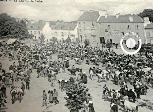 an old photo of a large crowd of people at Kyriad Vannes Centre Ville in Vannes