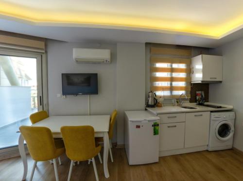 Η κουζίνα ή μικρή κουζίνα στο Sigacik Marina Apart Hotel