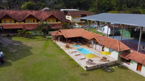 una vista aérea de una casa con piscina en Pousada Guimaraes, en São Pedro da Serra