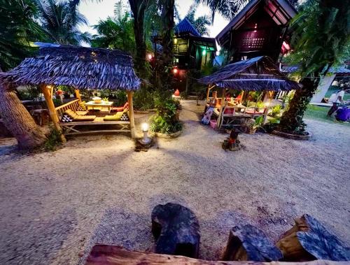 een resort met stoelen en parasols op een strand bij Leaf House Bungalows SHA PLUS approved in Koh Lanta
