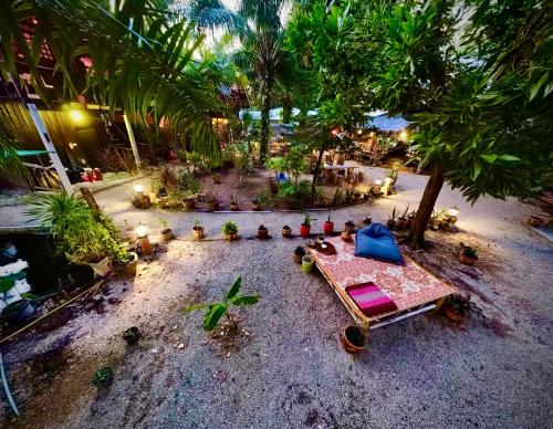 - une vue aérienne sur une cour bordée de palmiers dans l'établissement Leaf House Bungalows SHA PLUS approved, à Ko Lanta