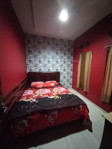 Tempat tidur dalam kamar di penginapan Samara Homestay Tawangmangu