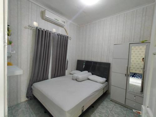 Tempat tidur dalam kamar di Shifana homestay syariah