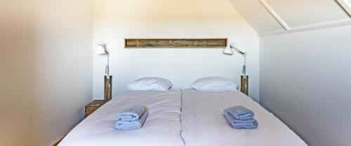Postel nebo postele na pokoji v ubytování TopLocatieZeeland # The Old Farmhouse