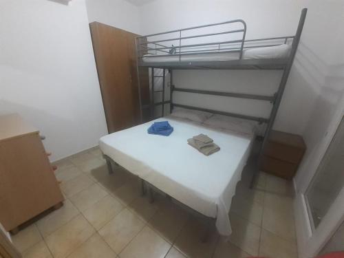 マルツァメミにあるHoliday Home Residence Azzurroの小さな客室で、ベッド1台と二段ベッド1組が備わります。