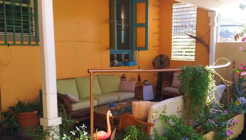 un soggiorno con divano su una veranda di COZY NEST a Guayama