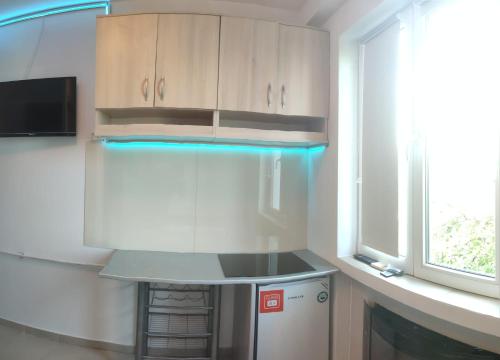 Kitchen o kitchenette sa Garsoniera adiacent Rond Alba Iulia, Bld Unirii