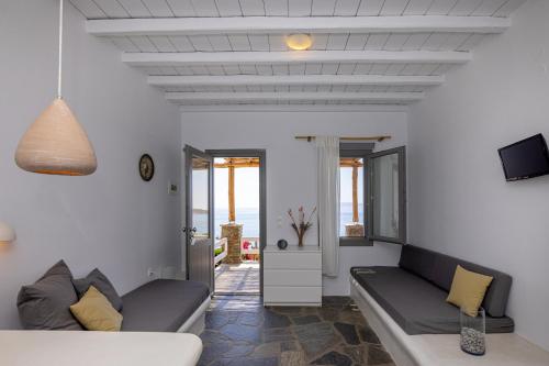 Gallery image of Big Blue Suites & Apartments in Kionia