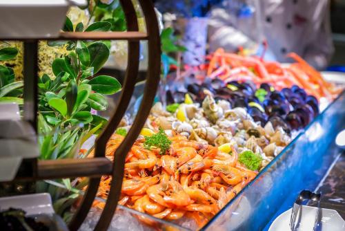a display of seafood and vegetables on a table at Crowne Plaza Zhenjiang by IHG in Zhenjiang