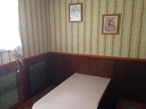 Cette petite chambre dispose d'une table blanche sur le mur. dans l'établissement Amber Lantern Two-Bedroom Cottage, à Lake George