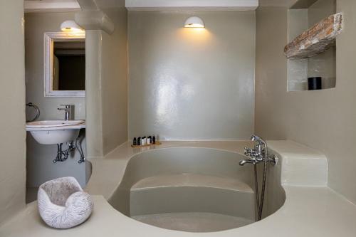 Gallery image of Big Blue Suites & Apartments in Kionia