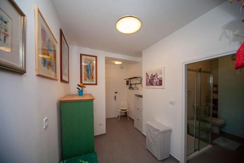 baño con encimera verde en una habitación en Apartment Kiara Šibenik, en Šibenik