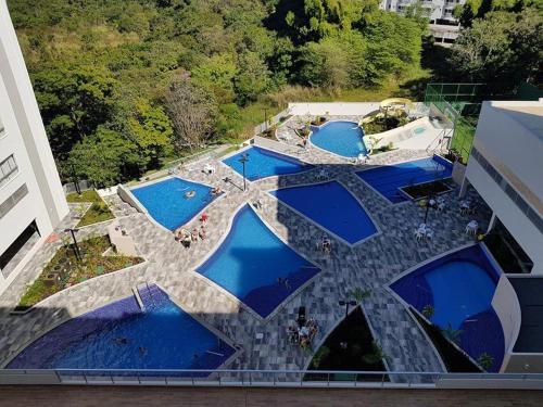 een uitzicht over een zwembad met blauw water bij PARK VEREDAS FLAT in Rio Quente