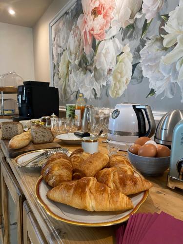 une table avec un paquet de pain et des œufs dessus dans l'établissement Villa Sainte Anne, à Gigondas