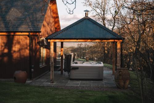 Κήπος έξω από το Inverskilavulin Estate Lodges