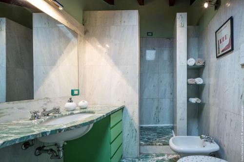 A bathroom at Casa Dolce Casa Alzaia Grande