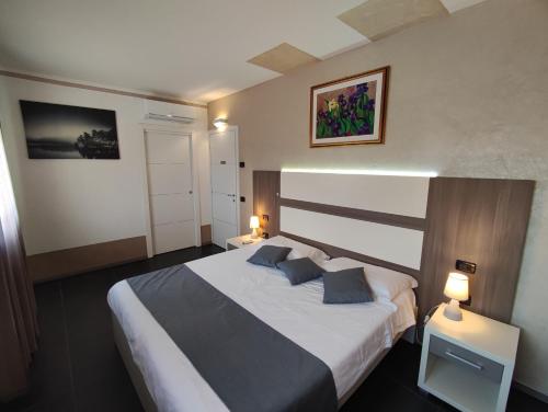 Therra Lodge tesisinde bir odada yatak veya yataklar