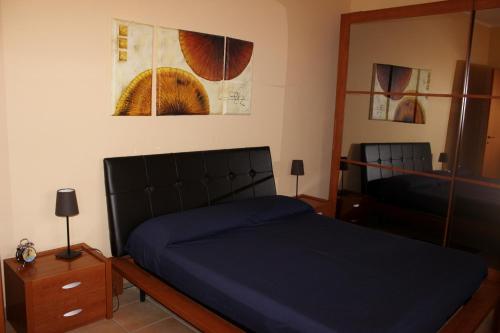 マティーノにあるVilla Deblaのベッドルーム(ベッド1台、鏡付)