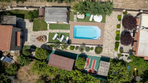 een uitzicht over een zwembad in een tuin bij Maratho Villa, nature wellness experience, By ThinkVilla in Xiron Chorion