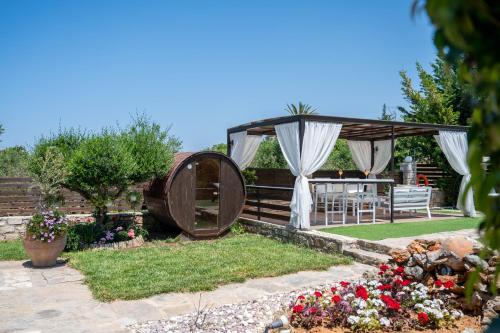 Xirón KhoríonにあるMaratho Villa, nature wellness experience, By ThinkVillaの大きな木の車輪を持つ庭での結婚式