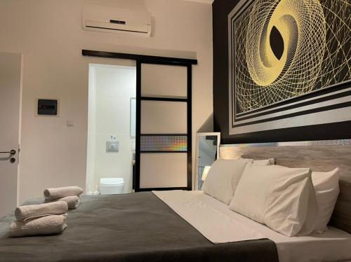 sypialnia z dużym łóżkiem i obrazem na ścianie w obiekcie Jz Plus Picasso w mieście Rodos