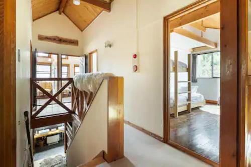 Våningssäng eller våningssängar i ett rum på Mominoki Lodgeモミの木ロッジ