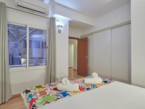 Barcelonaforrent Sant Pau Barcelona Suites tesisinde bir odada yatak veya yataklar