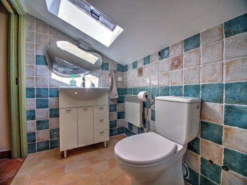 Un baño con un inodoro blanco y un lavabo. en NEVITA, en Novi Vinodolski