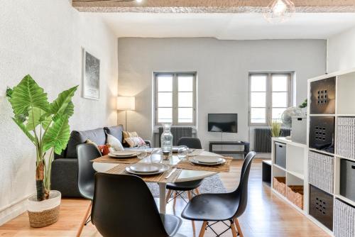 une salle à manger et un salon avec une table et des chaises dans l'établissement Le Cocon / Free Parking / Wifi / Netflix, à Carcassonne