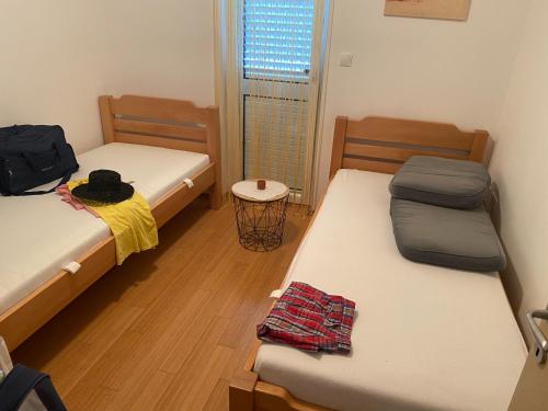ein kleines Zimmer mit 2 Betten und einem Fenster in der Unterkunft Donna in Vrh