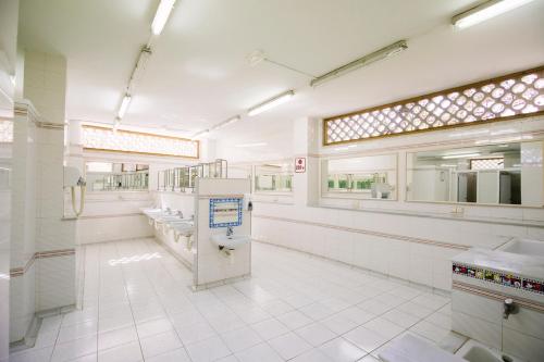 un ampio bagno con lavandini e specchi di Kampaoh Tossa de Mar a Tossa de Mar