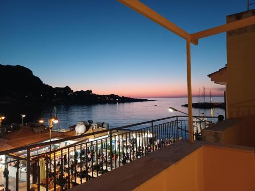 einen Balkon mit Meerblick in der Nacht in der Unterkunft La casetta al mare in Palermo