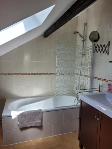 a bathroom with a bath tub and a sink at Maison de Charme, proche Paris, Maison Laffitte, gare Sartrouville in Sartrouville