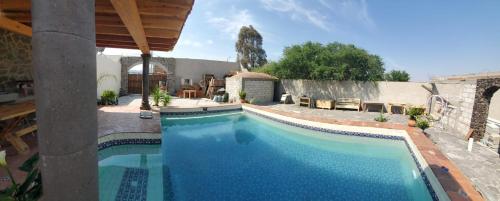 einen Pool in einem Hof mit einem Haus in der Unterkunft Casa Saltito in San Miguel de Allende