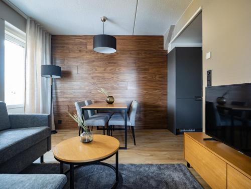 een woonkamer met een bank, een tafel en een tv bij Levin Kunkku B9 in Sirkka