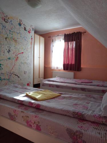 a bedroom with two beds and a window at Verica Rooms in Žabljak