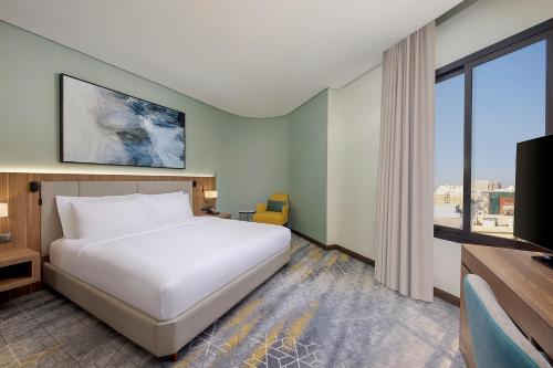 En eller flere senge i et værelse på Staybridge Suites - Al Khobar City, an IHG Hotel