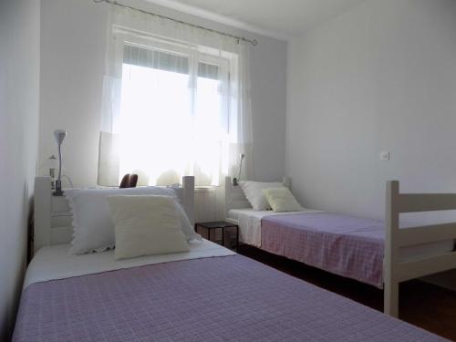 A bed or beds in a room at Apartman Borna