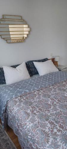 - une chambre avec un lit doté d'une couverture bleue et d'oreillers dans l'établissement Apartament Bidart avec jardin à côté de la plage, à Bidart