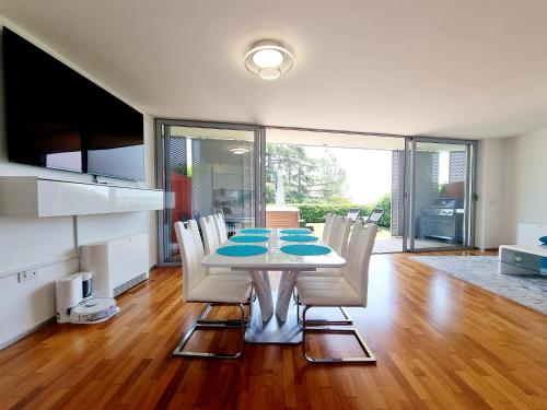 Un comedor con mesa y sillas en VIP Apartment Portorož, en Portorož