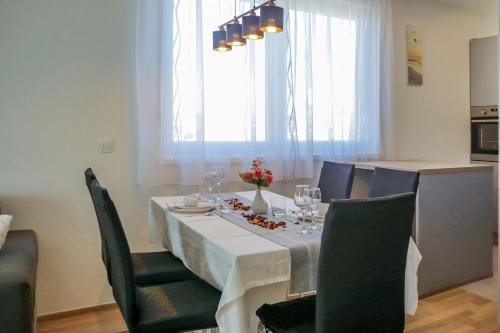 Fotografia z galérie ubytovania Rose-Mary 2BR apt with balcony and parking v destinácii Zadar