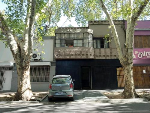 een auto geparkeerd op een parkeerplaats voor een gebouw bij Verónica Ciudad Mendoza in Mendoza