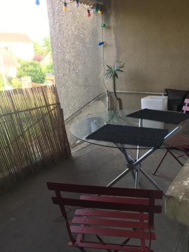 d'une terrasse avec une table, une table et un banc. dans l'établissement Maison cosy à 2km du circuit bugatti des 24h, au Mans