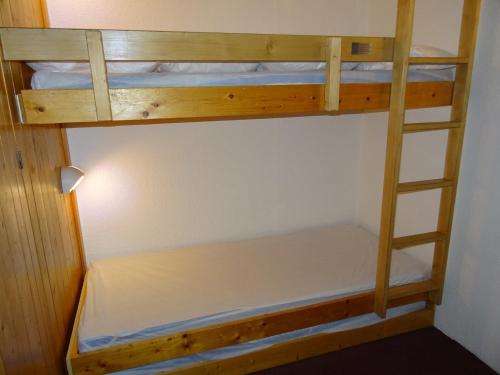 quelques lits superposés dans une chambre dans l'établissement Studio cosy pour 5 pers, proche pistes et commerces, WiFi, lave-vaisselle - FR-1-411-53, à Arc 1800
