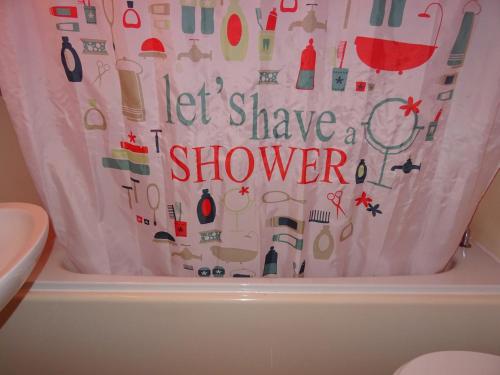 d'un rideau de douche avec les mots, d'un pommeau de douche dans l'établissement Studio cosy pour 5 pers, proche pistes et commerces, WiFi, lave-vaisselle - FR-1-411-53, à Arc 1800