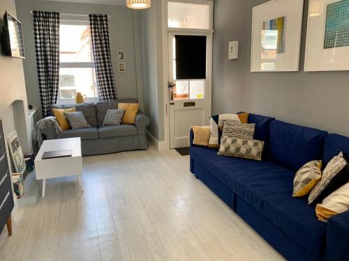 - un salon avec un canapé bleu et une table dans l'établissement Bishy Road Retreat, à York