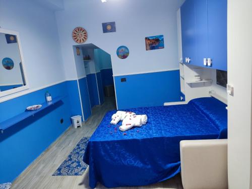 - une chambre bleue avec 2 ours sur le lit dans l'établissement Da zio Michele, à Scilla